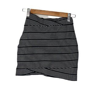 BCBG Maxazria Women’s Mini Skirt Body con Black White Striped Pull On Size Xs
